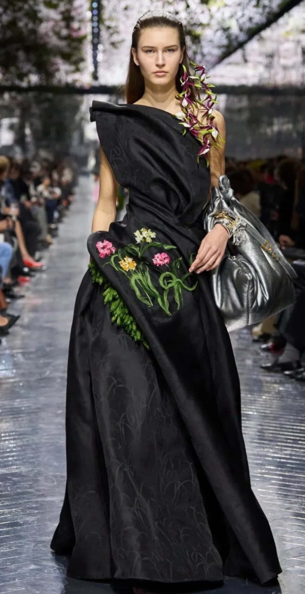 וככה נראתה על המסלול (צילום: royalfashionpolice אינסטגרם)