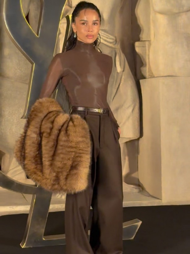 זואי קרביץ בחום משגע  (צילום: w magazine אינסטגרם)