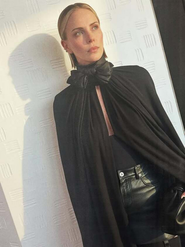 הגלימה גמרה אותנו (צילום: Charlize Theron אינסטגרם)