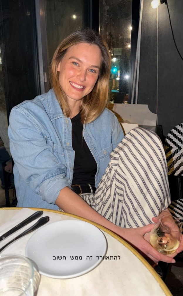 בר רפאלי לוקחת ברייק בבר יין שכונתי (צילום: Bar Refaeli אינסטגרם)