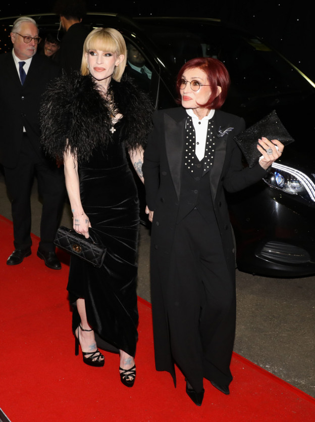 על השטיח האדום עם אימא שרון (צילום: JMEnternational לגטי אימג'ס)