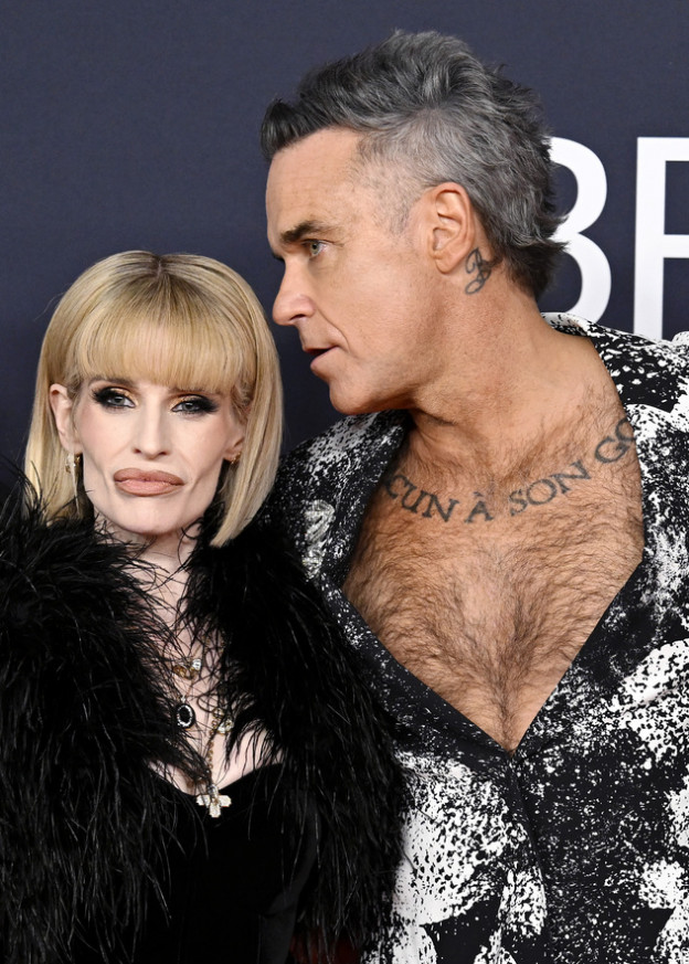  עם רובי וויליאמס ששר בטקס שיר של אבא אוזי (צילום:  Gareth Cattermole לגטי אימ'גס)