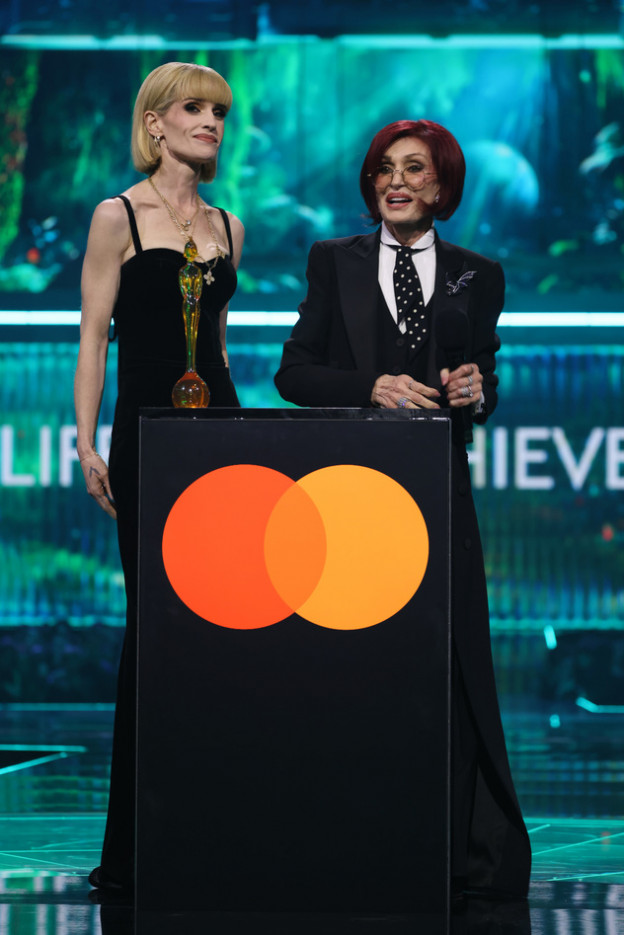 מקבלות בשם אוזי את פרס מפעל חיים (צילום: JMEnternational לגטי אימ'גס)