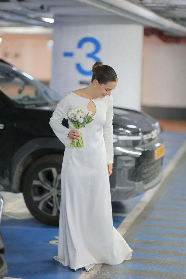 במקום פרחים, מכוניות (צילום: עוז שכטר)