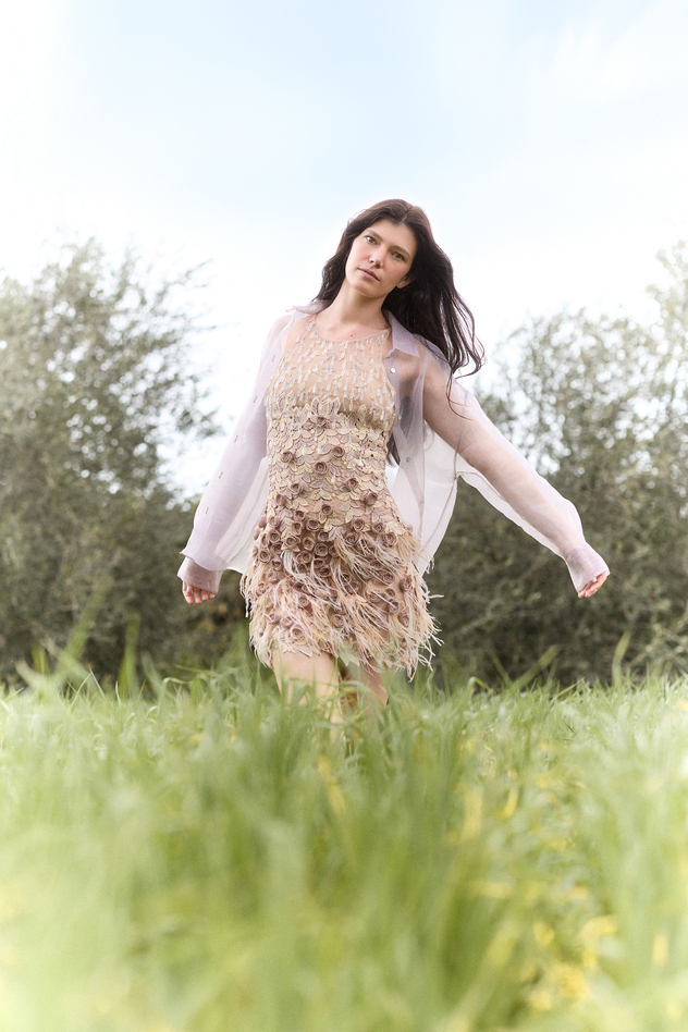סטיילינג: אולגה איסחקבייב. שמלה: ירון מינקובסקי, מכופתרת שקופה: זארה (צילום: לימור צל גוזלן)