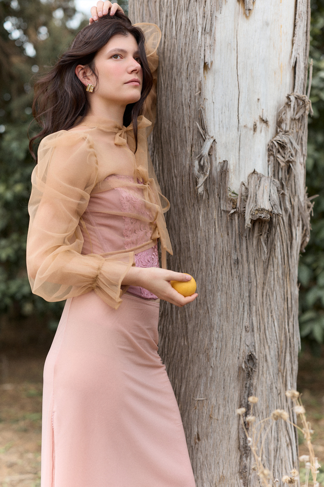 סטיילינג: יובל ארביב. חצאית ונעליים: זארה, מחוך ורוד: ויקטוריה סיקרט, עליונית שקופה: ניו לייף, עגילים: נוני (צילום: לימור צל גוזלן)