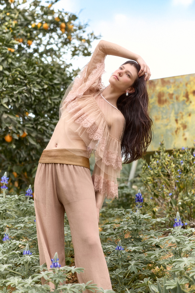 סטיילינג: עמית בן ששון. חולצה: בוטיק עינב שטרית, מכנסיים: פול אנד בר, חגורה: ז'דיד, עגילים: שירה גולדמן (צילום: לימור צל גוזלן)