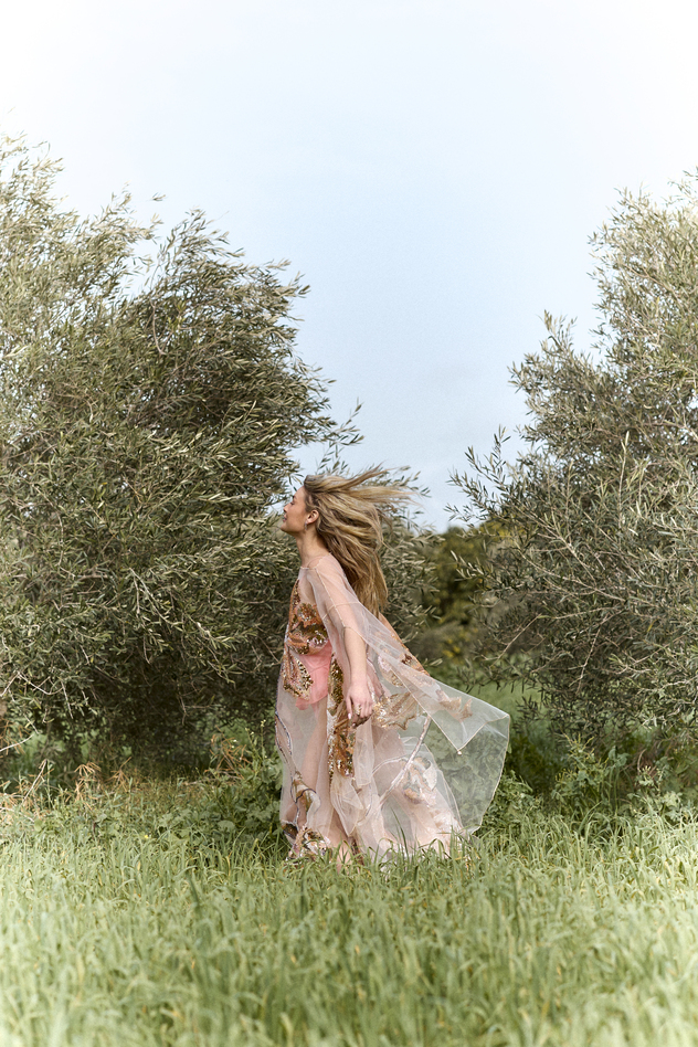 סטיילינג: חן ביטון. כפתן: ירון מינקובסקי, בגד גוף: רבייב וינטג' (צילום: לימור צל גוזלן)