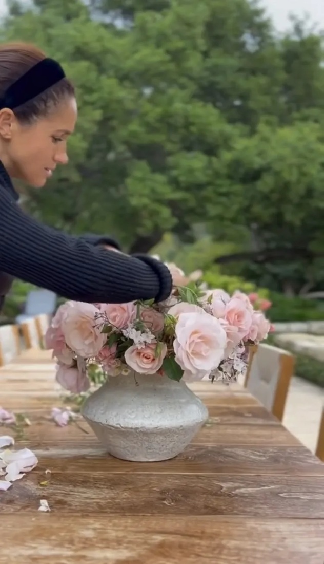 מסדרת פרחים בזמנה הפנוי (צילום: אינסטגרם, megahn)