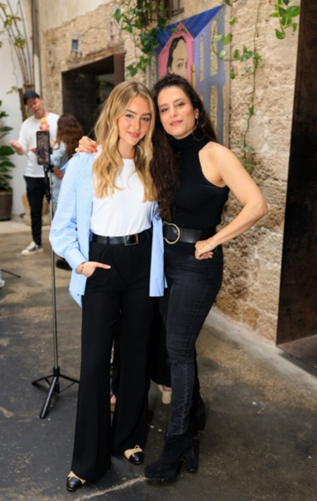 עם הקולגה לסדרה מירי מסיקה (צילום: נדב צור)