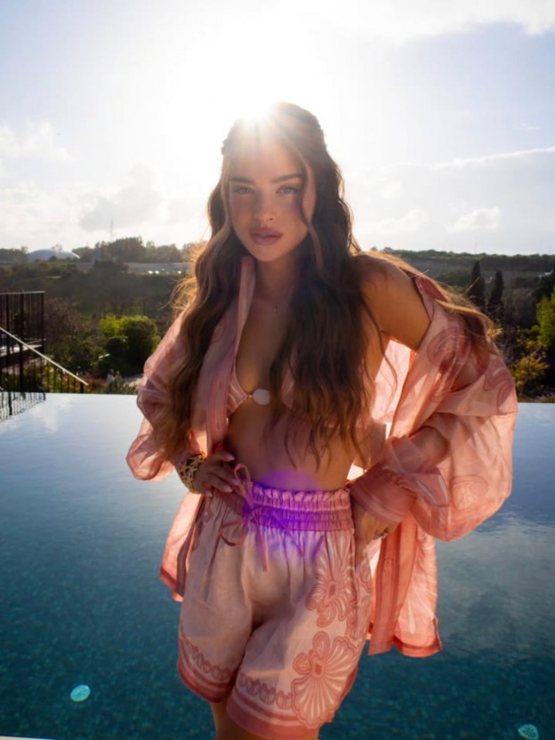 ונשמח לחליפה הזו בדיוק   (צילום: Madame Noa Kirel Peretz אינסטגרם)