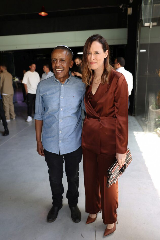 לוי עם חתן השמחה (צילום: אור גפן)