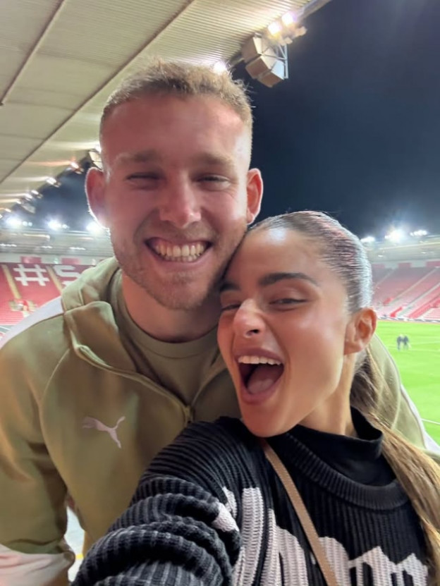 כפי שניתן לראות באנגליה עדיין קרה(צילום: Madame Noa Kirel Peretz אינסטגרם)