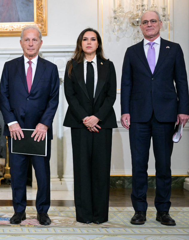 נדא חמאדה מעווד עם שגריר ישראל בארה"ב יחיאל לייטר (מימין) ושגריר ארה"ב בלבנון מישל עיסא (צילום: Oliver Contreras AFP via Getty Images)