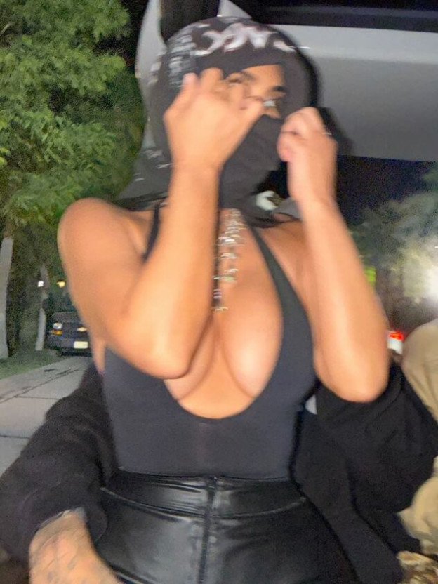 והיוש לבויפרנד שמחזיק אותה  (צילום: Kim Kardashian אינסטגרם)