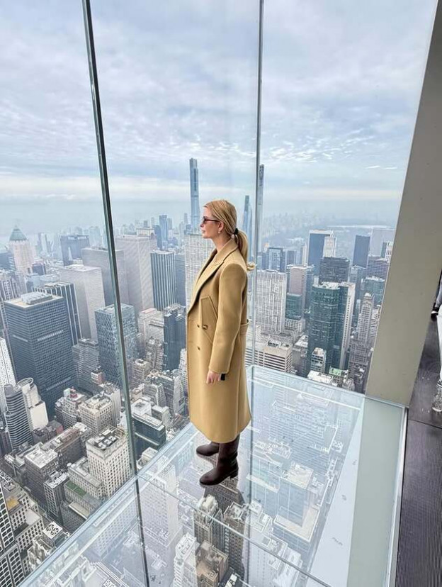 כאחרונת התיירים אבל עם מעיל הורס  (צילום: Ivanka Trump אינסטגרם)
