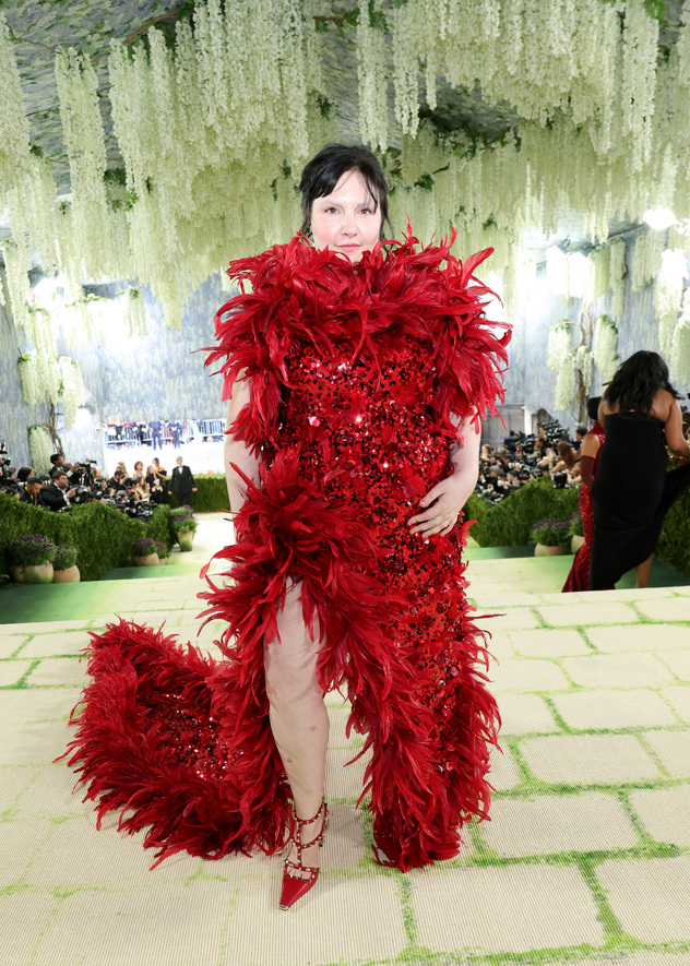 לנה דנהאם (צילום: Kevin Mazur/MG26/Getty Images for The Met Museum/Vogue)