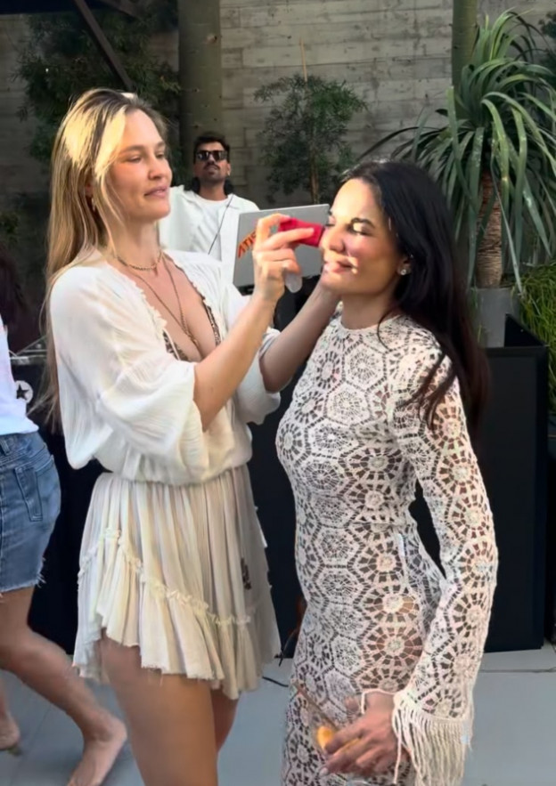 ואיך אפשר בלי קצת סומק של המותג שלה (צילום: Bar Refaeli אינסטגרם)
