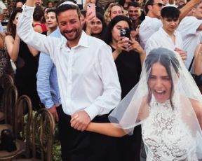 בצווארון קולר וגב חשוף לגמרי: שמלת הכלה של נאיה פדרמן הייתה מרהיבה