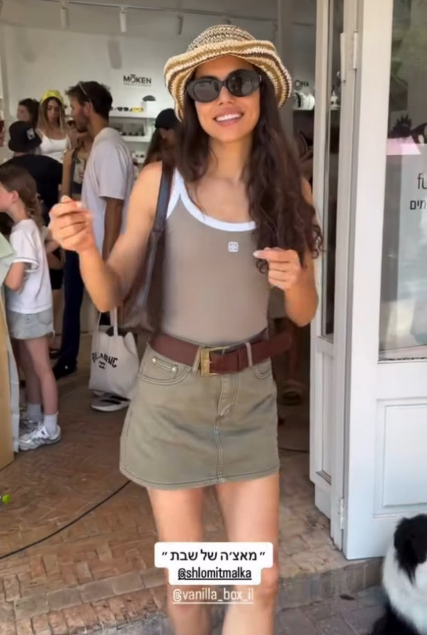 באה לחופשת קיץ שכולה כחול לבן (צילום: Shlomit Malka אינסטגרם)