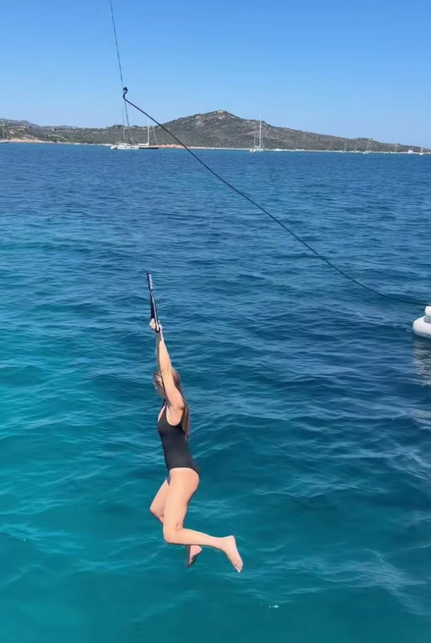 לאקסטרים תמיד עדיף בגד ים שלם (צילום: Bar Refaeli אינסטגרם)