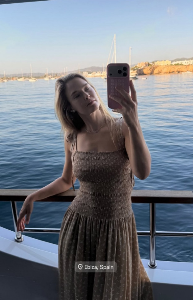 וגם שמלה שעושה חשק לכוס קפה (צילום: Bar Refaeli אינסטגרם)