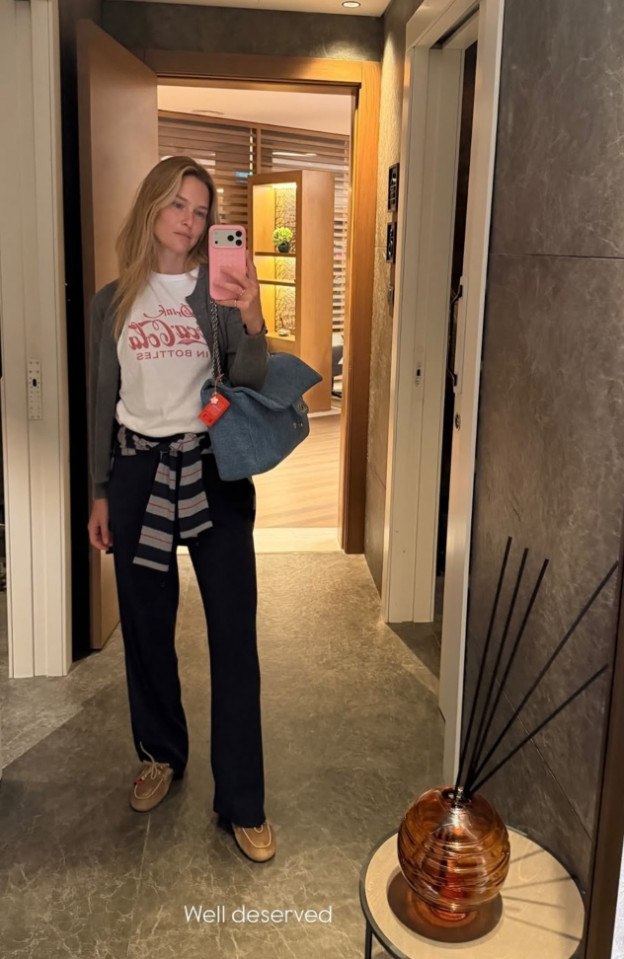 ולוק טיסה שהוא תמיד הכי בסטייל אצלה  (צילום: Bar Refaeli אינסטגרם)