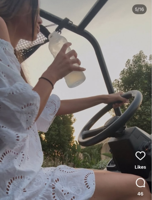מתרגלת ללבוש לבן (צילום: sacha.isra אינסטגרם)