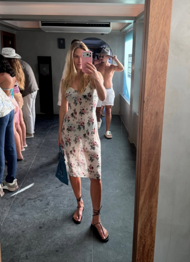 שמלה כזו שווה שני סטוריז (צילום: Bar Refaeli אינסטגרם)