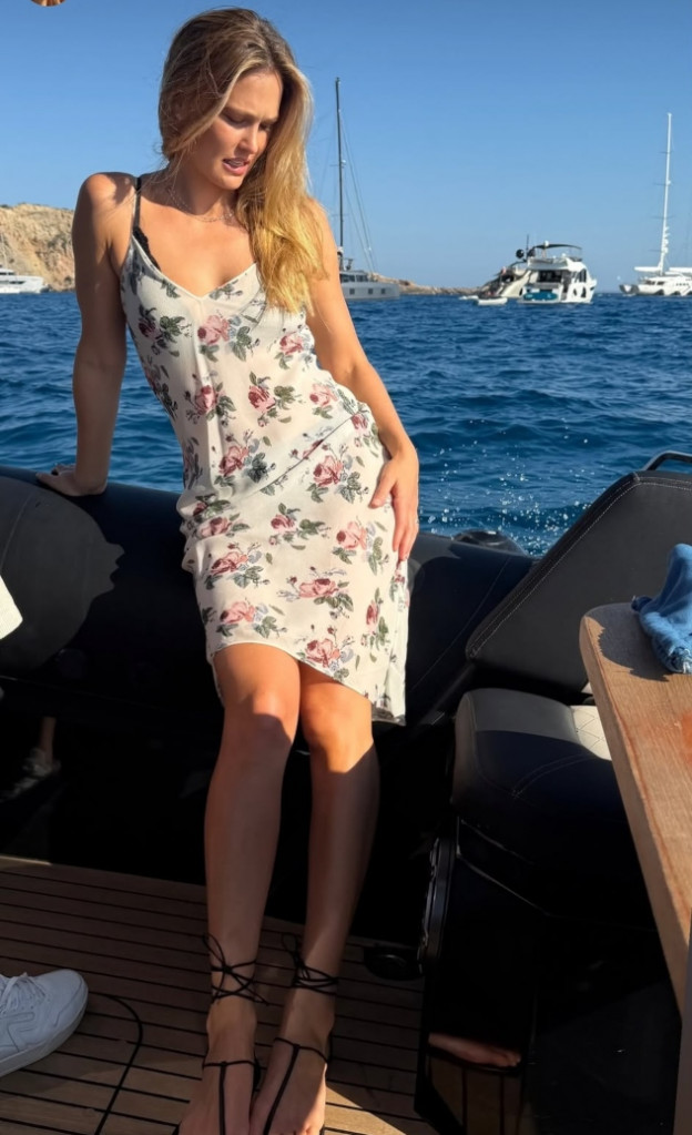 השמלה שאהבנו במיוחד  (צילום: Bar Refaeli אינסטגרם)
