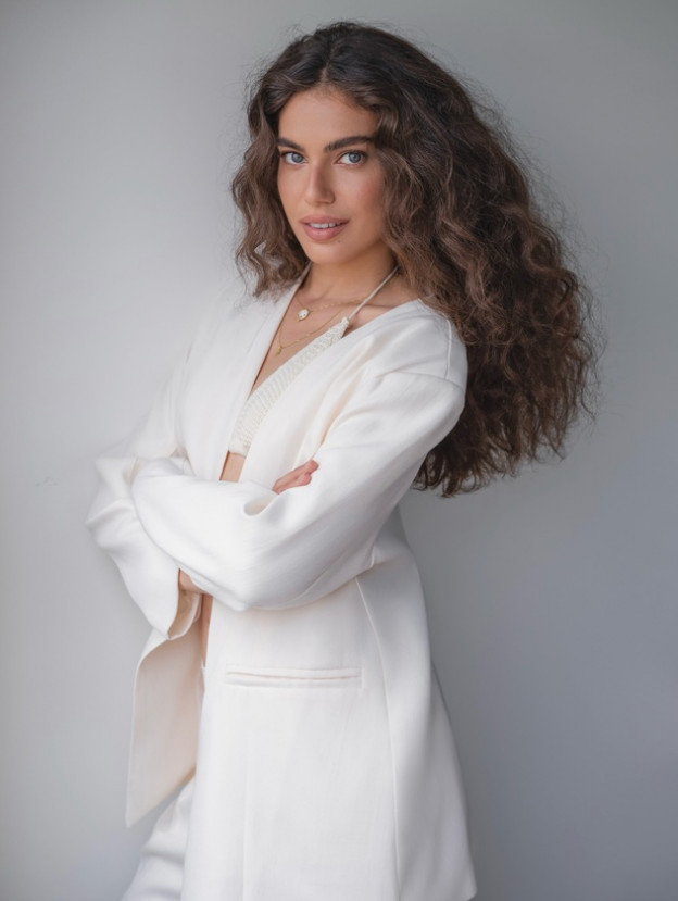 האישה והתלתלים המפוארים (צילום: lirazagam אינסטגרם)