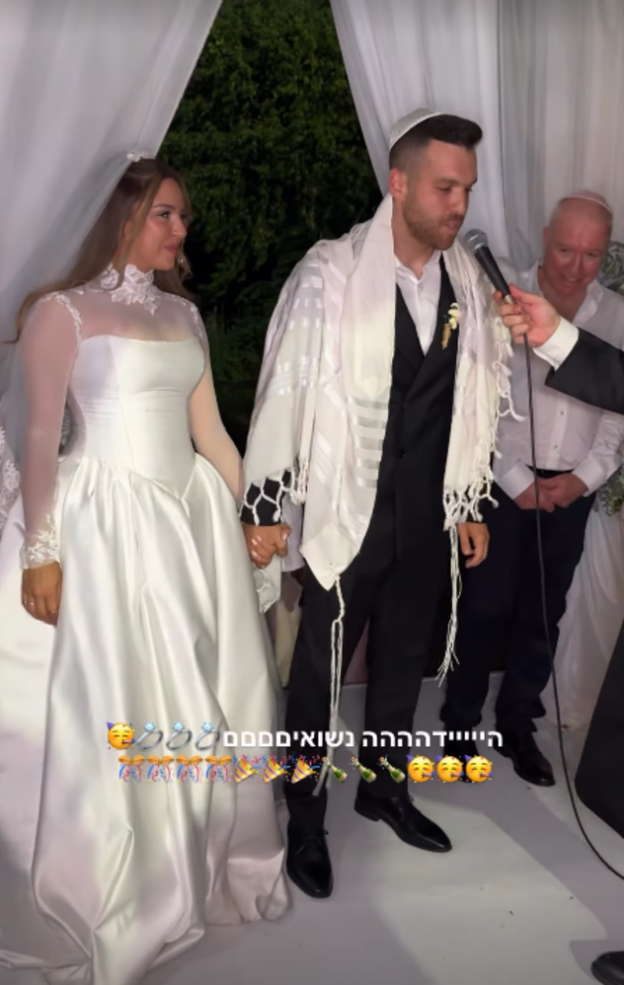 אור שפיץ בשמלת כלה קלאסית ומסורתית מתחת לחופה (צילום: Or Shpitz אור שפיץ אינסטגרם)