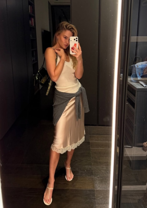 הכי לוק של סתיו. גופייה וסריג קשור (צילום: barrefaeli אינסטגרם)