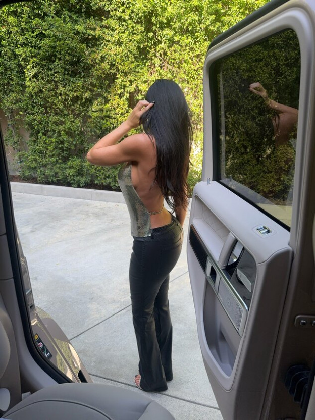 שילוב טוב עם מכנסי עור (צילום: kyliejenner אינסטגרם)