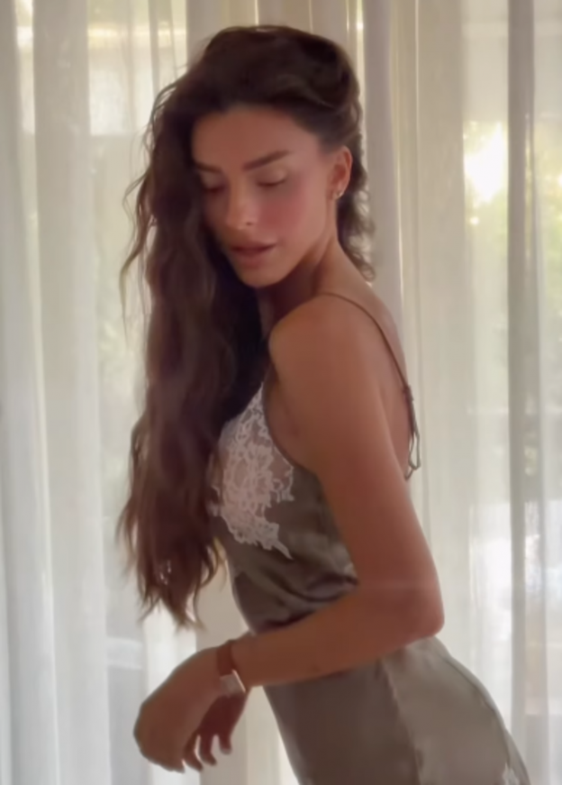 והוא יפה לה ביותר (צילום: dianschwartz אינסטגרם)