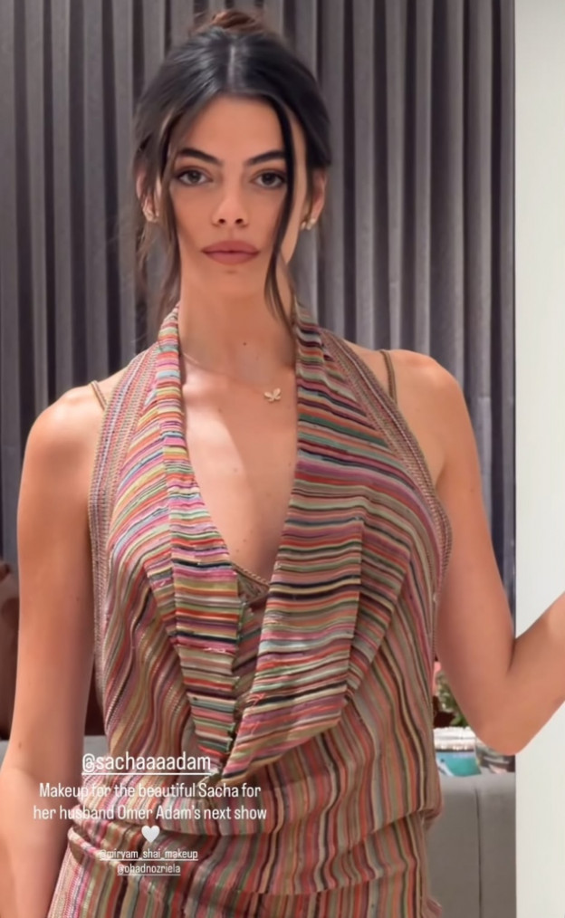 עם מחשוף קדמי (צילום: ohadnozriela אינסטגרם)