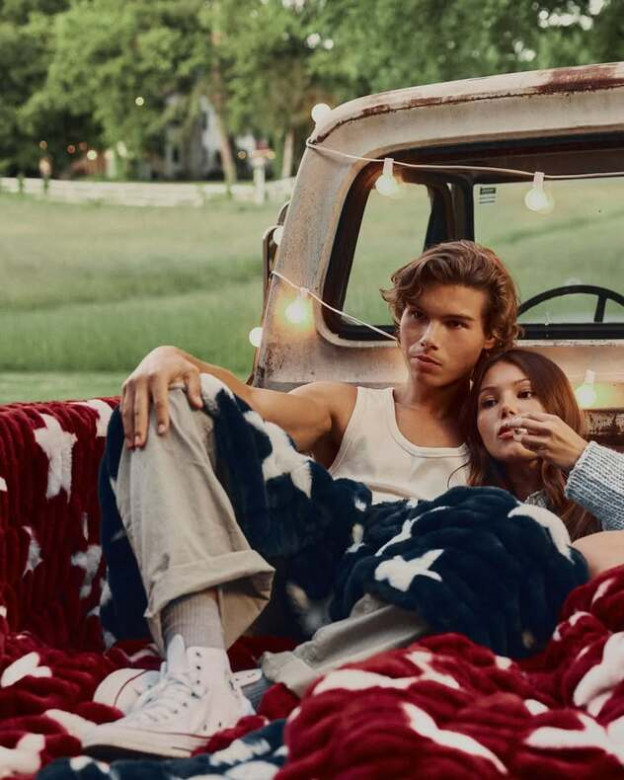 ืืืกืื ืฉื ืืืืจืฃ (ืฆืืืื: Lola Blankets ืืื ืกืืจืืจื)