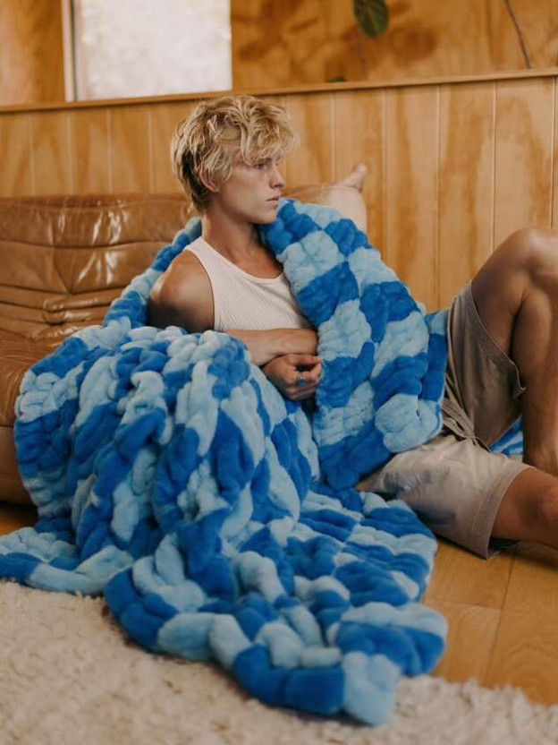 ืื ืื ืฉืื ืืืื (ืฆืืืื: Lola Blankets ืืื ืกืืจืืจื)