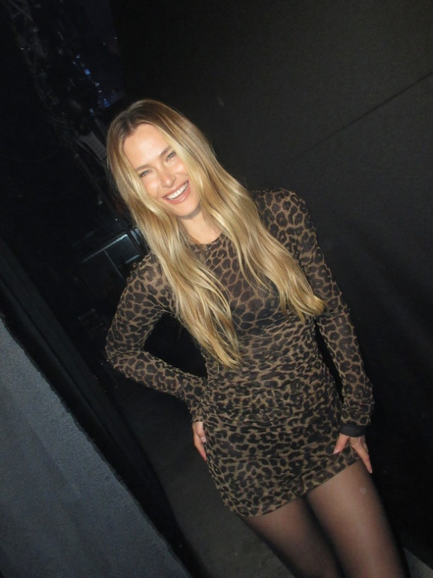 בר רפאלי בזמר במסיכה (צילום: Bar Refaeli אינסטגרם)