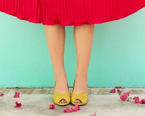שמש על הרגליים: נעליים צהובות עושות לנו נעים