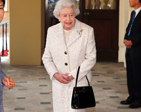 קייט מידלטון מי? מלכת אנגליה מקפיצה את המכירות של תיק היד שלה