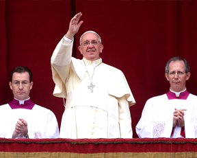 האב, הבן ורוח הפאשן: האפיפיור פרנסיס הוא המתלבש הטוב של השנה
