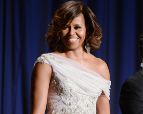 המארחת המושלמת: אובמה מדהימה בשמלה לבנה בארוחה הנשיאותית
