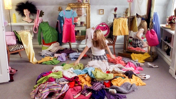 שר הורביץ מנסה לתמודד עם כמות הבגדים (צילום: מתוך הסרט)