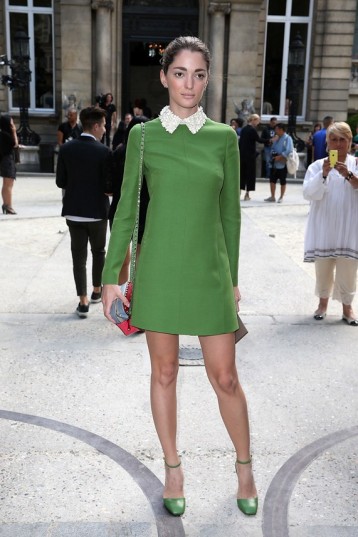 בלוגרית האופנה סופיה סנצ'ז בשמלה ירוקה שהיינו שמחות לאמץ (צילום: גטי אימג'ס)