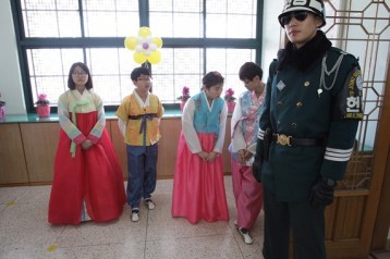 בנות צפון קוריאה לבושות לפי הקודים (צילום: גטי אימג'ס)