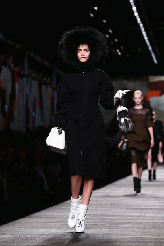 כן, גם שחור מחמיא לה. בתצוגה של בית האופנה פנדי (צילום: גטי אימג'ס)