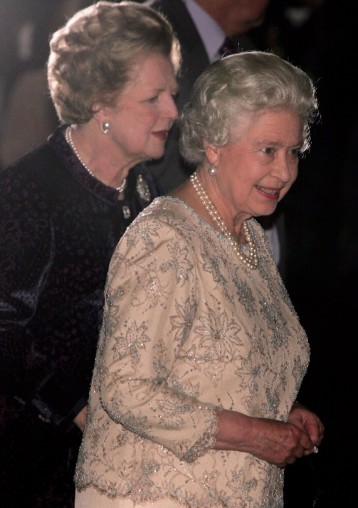 עם המלכה אליזבת, אז מי מהן יודעת להתלבש יותר טוב?
