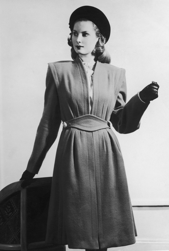 אישה במעיל צמר 1946