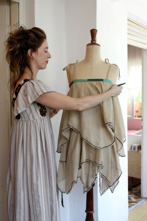 תמר פרימק בעלת המותג "אישתר" מתכוננת לשבוע האופנה של תל אביב | צילום: עודד קרני